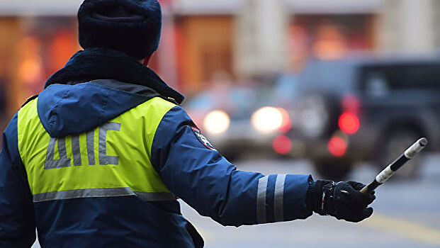 В Саратове водитель прижал полицейского к столбу при попытке скрыться