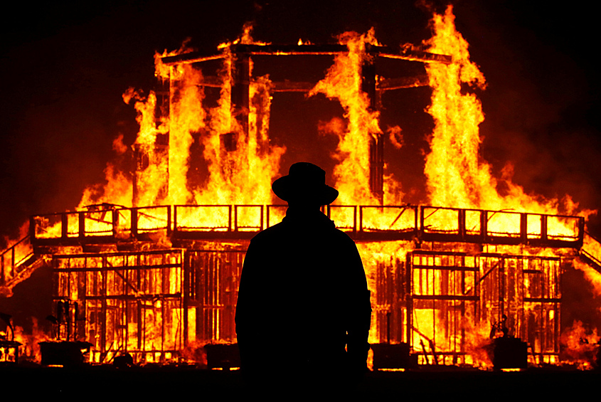 Посетитель фестиваля музыки и искусства Burning Man («Горящий человек») в США вбежал в костер во время сжигания статуи. Пожарным удалось вытащить пострадавшего из огня. Мужчина был госпитализирован, однако врачи не смогли его спасти