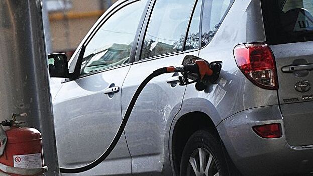 Производители снизили цены на бензин в России в январе почти на 20%