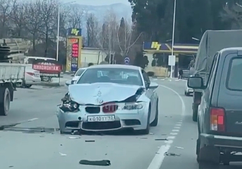 В Адлерском районе столкнулись BMW и Nissan