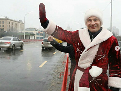 Чахкиев написал стих о Емельяненко, Кличко облачился в Деда Мороза, Шелестюк воплотил мечту детства — соцсети