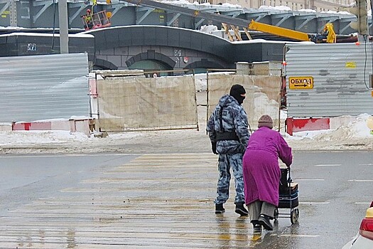 Сотрудник Росгвардии в Москве спас едва не попавшую под колеса машины пожилую женщину