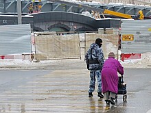 Сотрудник Росгвардии в Москве спас едва не попавшую под колеса машины пожилую женщину