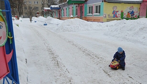 В трескучий мороз воспитатель детского сада забыла на улице маленького ребенка