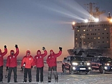 Новоуренгойца Александра Еликова и его товарищей подвезли на ледоколе