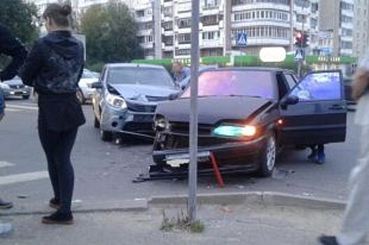 В центре Костромы столкнулись две легковушки: пострадал пассажир