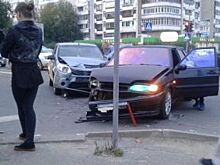 В центре Костромы столкнулись две легковушки: пострадал пассажир