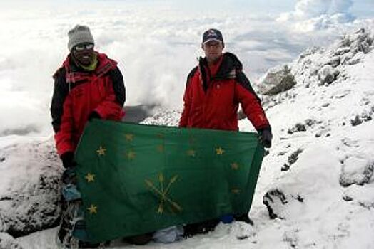 На вершинах. Флаг Адыгеи развернули сразу на трёх континентах мира