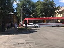 В Самаре трамвай протаранил автомобиль «Nissan»