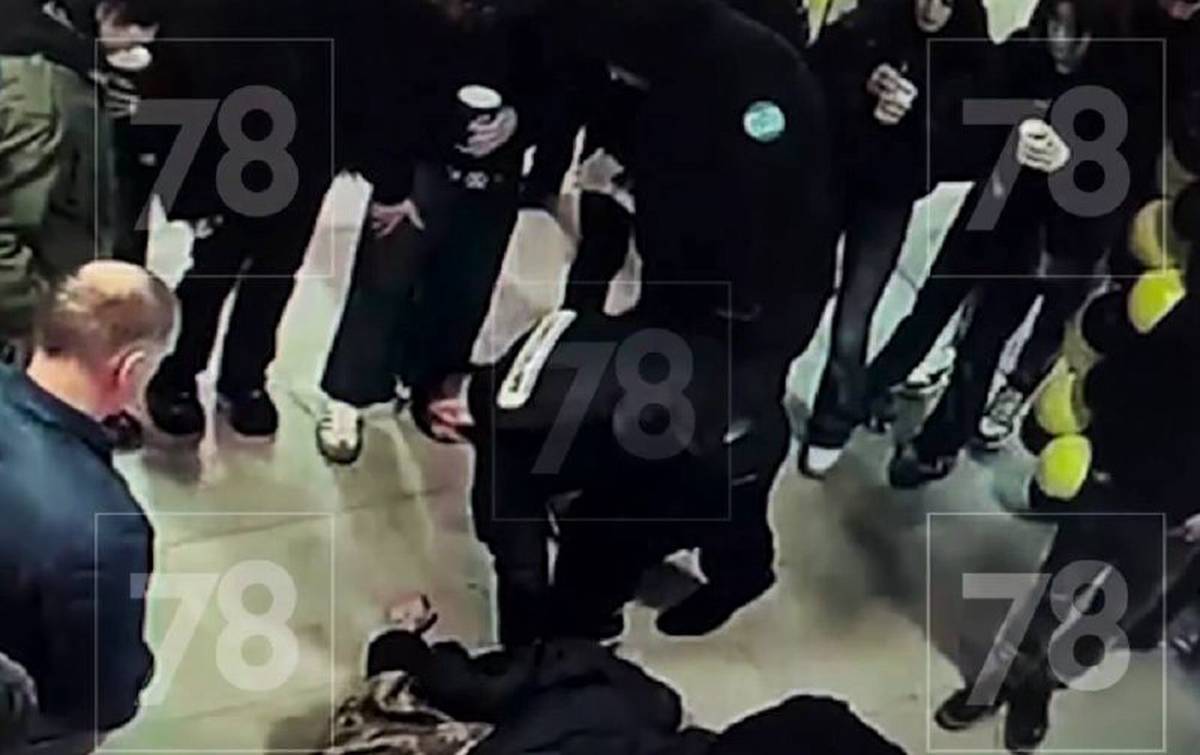 Появилось видео, как охранники задерживают молодого человека в ТЦ Петербурга