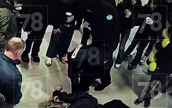 Появилось видео, как охранники задерживают молодого человека в ТЦ Петербурга