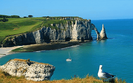 Соединяющий Францию и Великобританию пролив Ла-Манш в 2021 году пытались пересечь более 50 тысяч нелегальных мигрантов