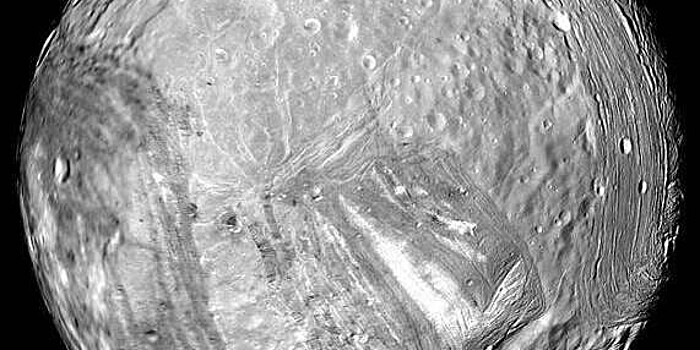 Астрономы впервые изучили поверхность спутника Урана