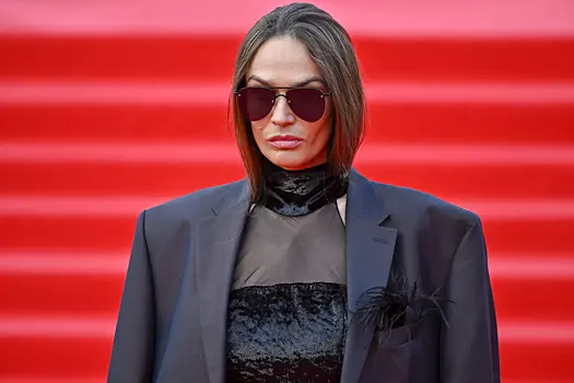 «Как мальчики в пубертате любят»: Алена Водонаева купила в подарок 15-летнему сыну архивный журнал Playboy