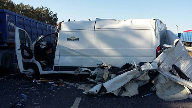 В столкновении фургона и грузовика на трассе в Воронежской области погиб пассажир