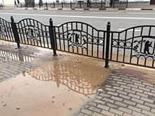 В центре Ярославля из-под асфальта забил фонтан