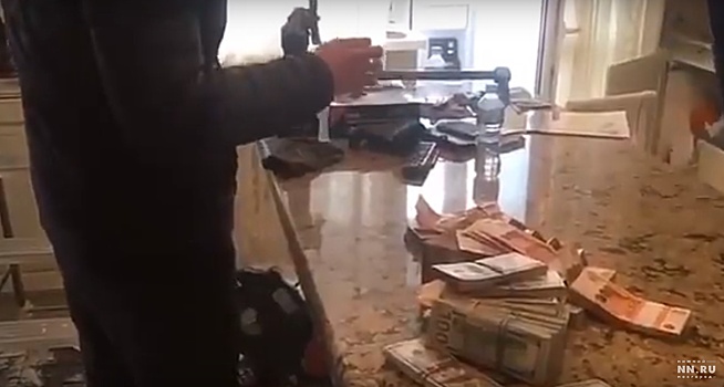 «Не Захарченко, конечно...» Опубликовано видео обыска в квартире налоговика Владимира Шелепова