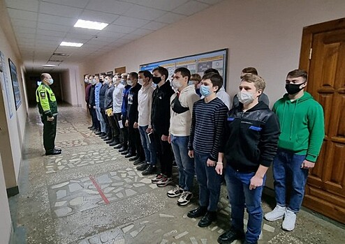 Военные автоинспекторы ЦВО приняли экзамены у курсантов автошколы ДОСААФ в Кировской области