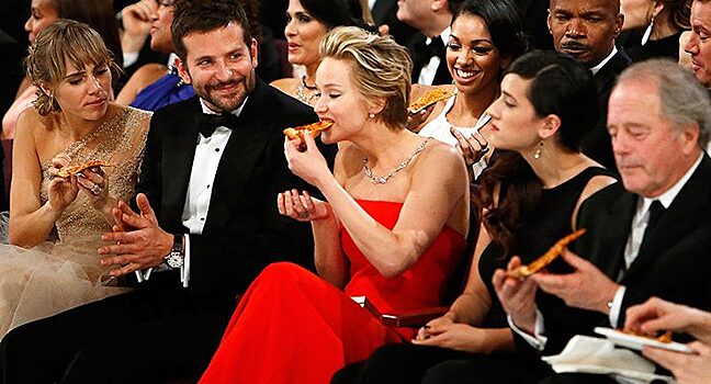 Звезды любят пиццу всегда и везде: красная дорожка и вручение «Оскара» не помеха