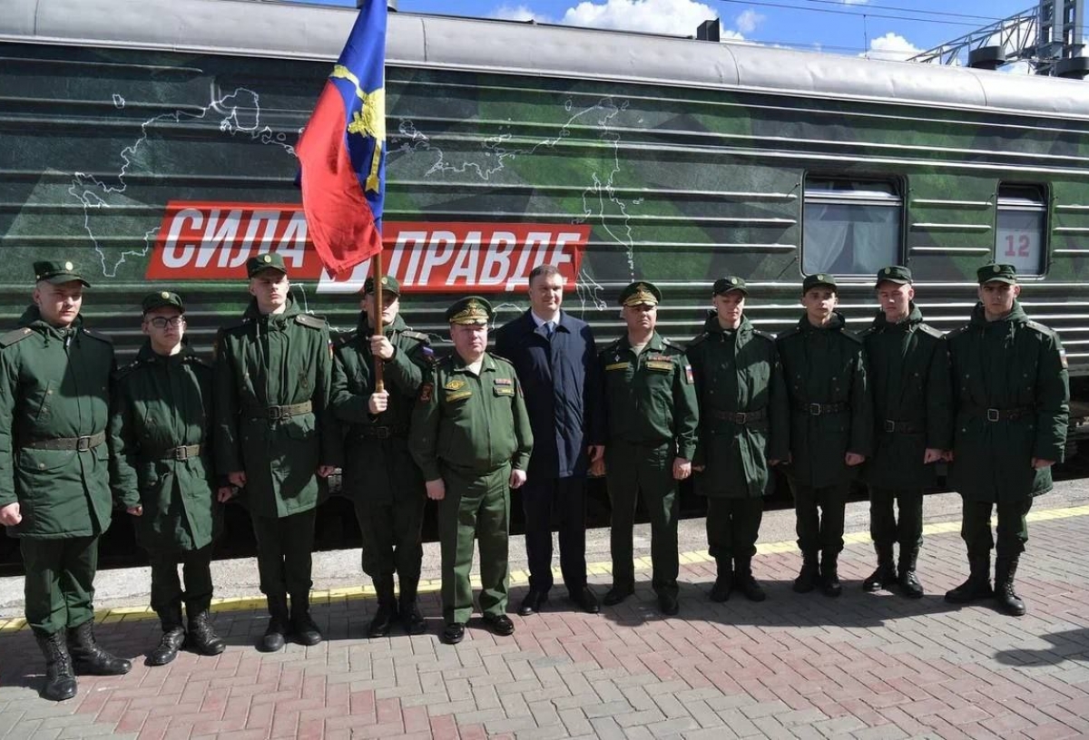 Виталий Хоценко встретил прибывший в Омск в преддверии Дня Победы патриотический поезд «Сила в правде»