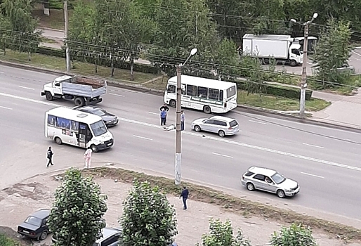 Омич, который переходил дорогу в неположенном месте попал в больницу