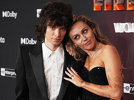 Daily Mail: Майли Сайрус намекнула на помолвку с Максом Морандо