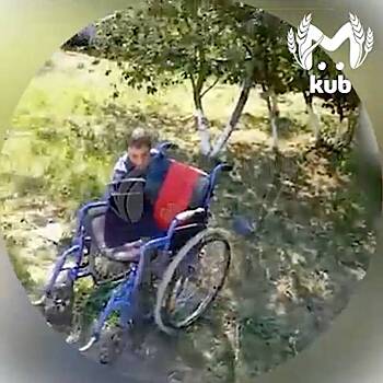 Российские подростки выбросили инвалида из коляски и попали на видео
