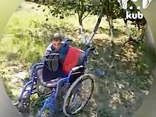 Российские подростки выбросили инвалида из коляски и попали на видео