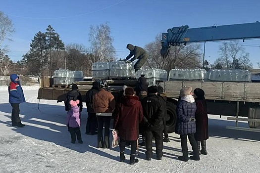 В амурский поселок, где случилось три подряд прорыва, привезли 550 бутылей воды