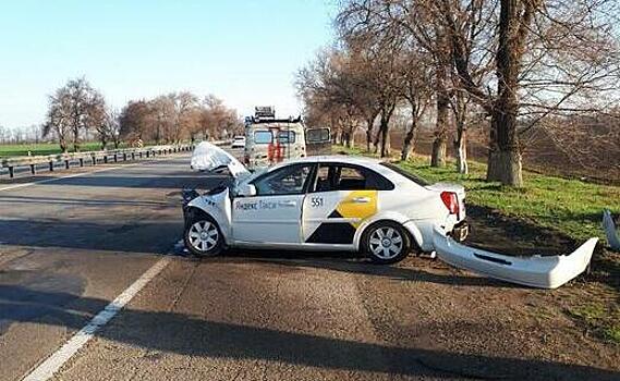 На трассе "Кавказ" 82-летний таксист врезался в дерево