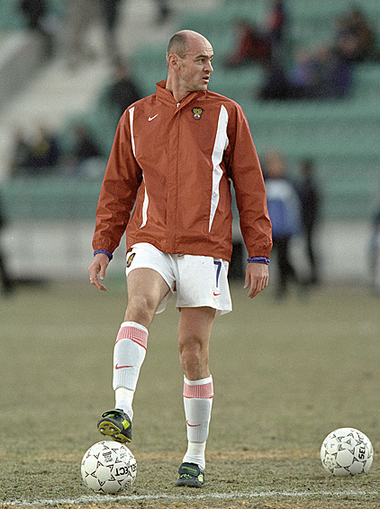 Онопко родился 14 октября 1969 года в Луганске, был воспитанником местной футбольной школы «Заря», в 16 лет попал в дубль донецкого «Шахтера», в 1992-м перешел в «Спартак» и довольно быстро стал капитаном команды. По итогам 1992-го и 1993 годов был признан лучшим футболистом России. 