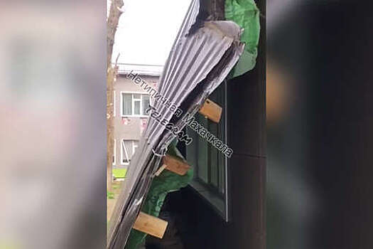 В Махачкале ветер сорвал кровлю школы, где недавно закончили капремонт