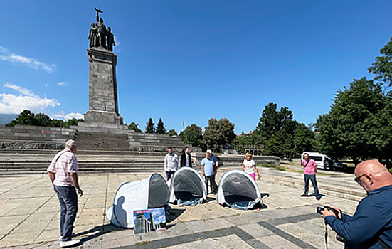 В Софии вновь повредили памятник Советской армии, граждане вышли на его защиту