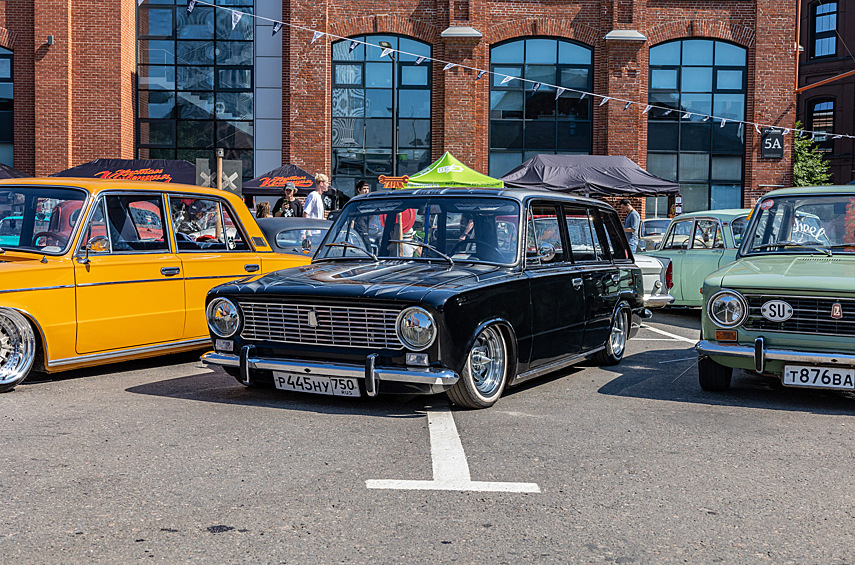 ВАЗ-2102 с именем «Феникс»: проект с кастомной покраской кузова и гравировкой всевозможных элементов (клапанной крышки двигателя, ручек стеклоподъемников, «розеток» открывания дверей, зеркала заднего вида и других элементов). Занижение автомобиля выполнено за счет установки пневмоподвески.