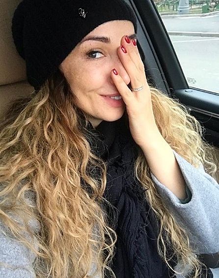 Анфиса Чехова. Говорят, раньше ведущая ужасно стеснялась своих веснушек. Видимо, теперь Анфиса их, наконец, полюбила.