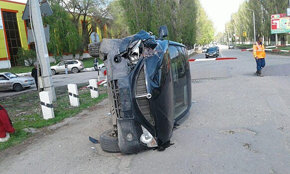 В аварии на ЖД переезде в Заводском районе перевернулся пьяный водитель