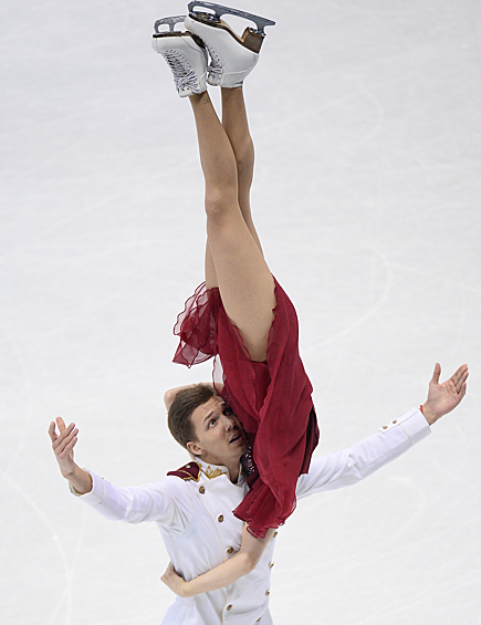 Екатерина Боброва и Дмитрий Соловьев (Россия) выступают в произвольной программе танцев на льду