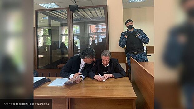 "Люблю людей, детей и жену": Ефремов расчувствовался в суде