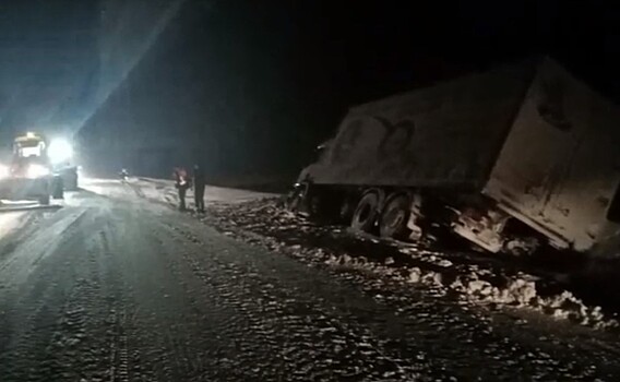 В Бугуруслане полицейские помогли водителю увязшего в снегу грузовика