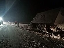 В Бугуруслане полицейские помогли водителю увязшего в снегу грузовика