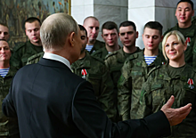 Раскрыты личности стоявших за спиной Путина в новогоднем обращении военных