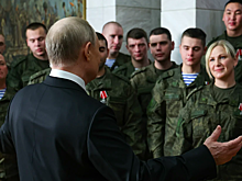 Раскрыты личности стоявших за спиной Путина в новогоднем обращении военных