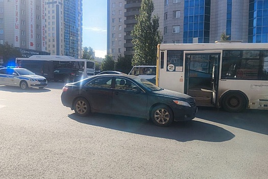 В Новосибирске водитель автобуса с пассажирами протаранил машины и погиб
