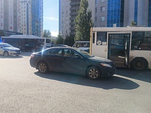 В Новосибирске водитель автобуса с пассажирами протаранил машины и погиб