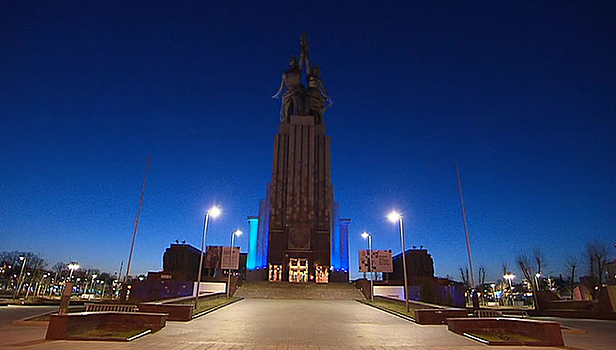 В Москве включили синюю подсветку у монумента "Рабочий и колхозница"