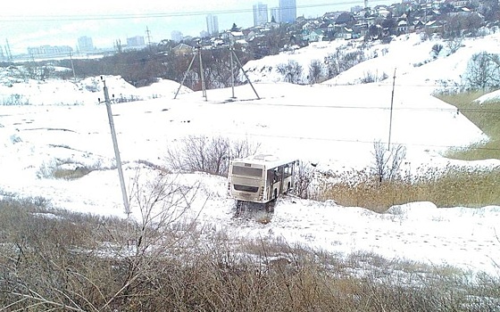 Автобус №98 на конечной возле «КоммоМОЛЛа» в Волгограде свалился в овраг