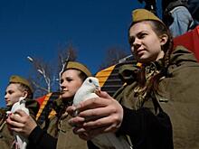 Волонтеры из новых регионов РФ помогают в организации парада Победы в Москве