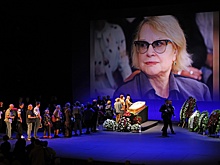 Елена Валюшкина не смогла сдержать слез на прощании с Валентиной Талызиной