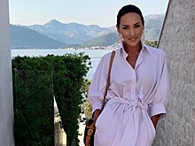 Алсу vs Подкаминская: кому белое платье-рубашка идет больше?