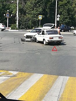 Водитель BMW 525 устроил массовую аварию на Кутякова